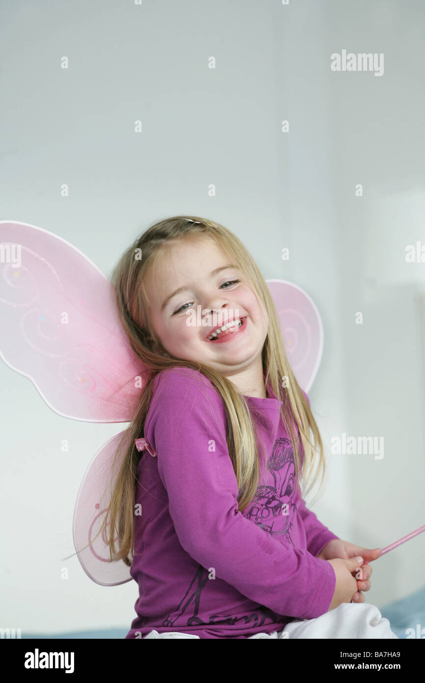 Girl (3-4 ans) portant des ailes de papillon holding baguette, Munich, Allemagne Banque D'Images