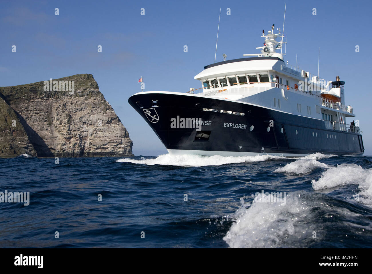 L'yacht, bateau, Hanse Explorer et les falaises de l'île de Noss, Shetland, Ecosse, Grande-Bretagne Banque D'Images