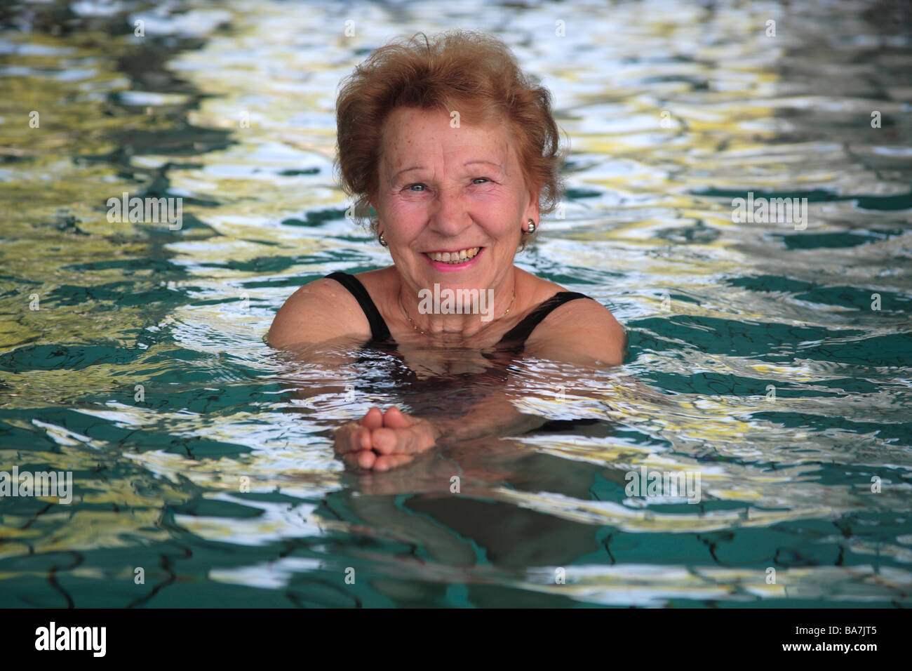 Un ancien des allemandes à une piscine publique Banque D'Images