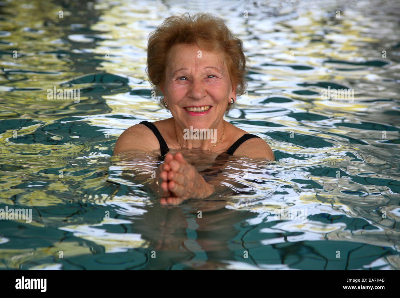 Un ancien des allemandes à une piscine publique Banque D'Images