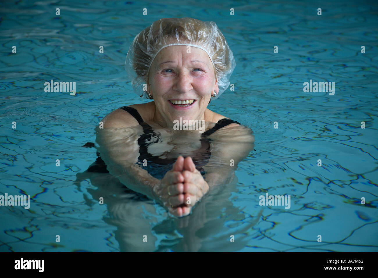 Un ancien des allemandes à une piscine publique Banque D'Images