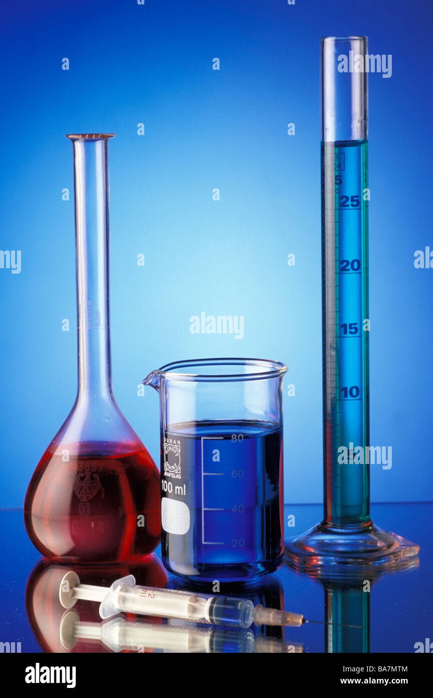 Flacons de laboratoire avec des liquides colorés Banque D'Images