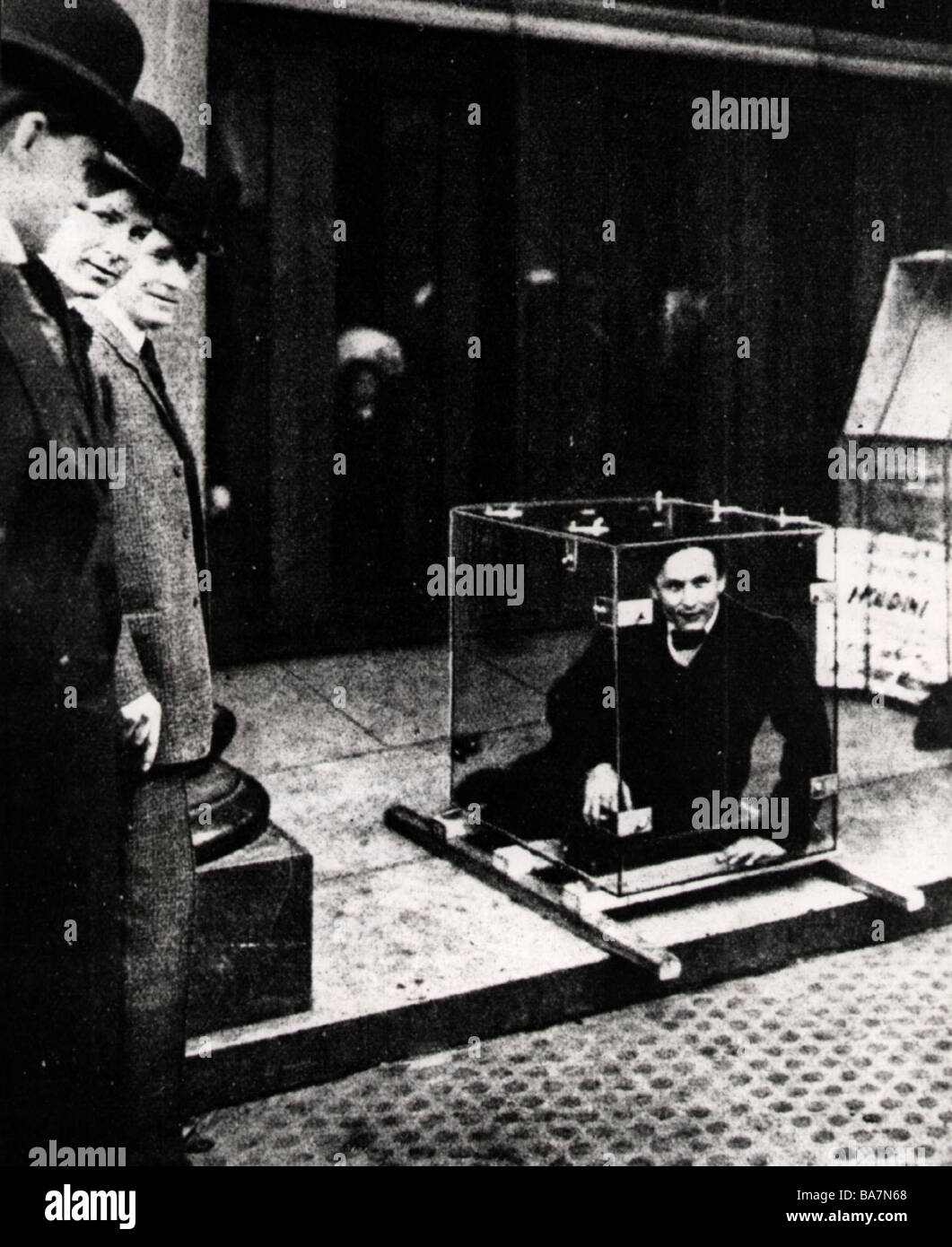 Houdini, Harry, 6.4.1874 - 31.10.1926, artiste américain (magicien, échappée), pleine longueur, en cage de verre, vers 1900, Banque D'Images