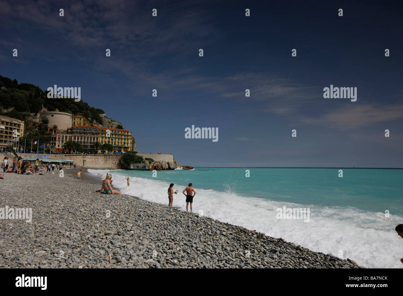 Les gens sur la plage à Nice, Côte d'Azur, Provence, France Banque D'Images