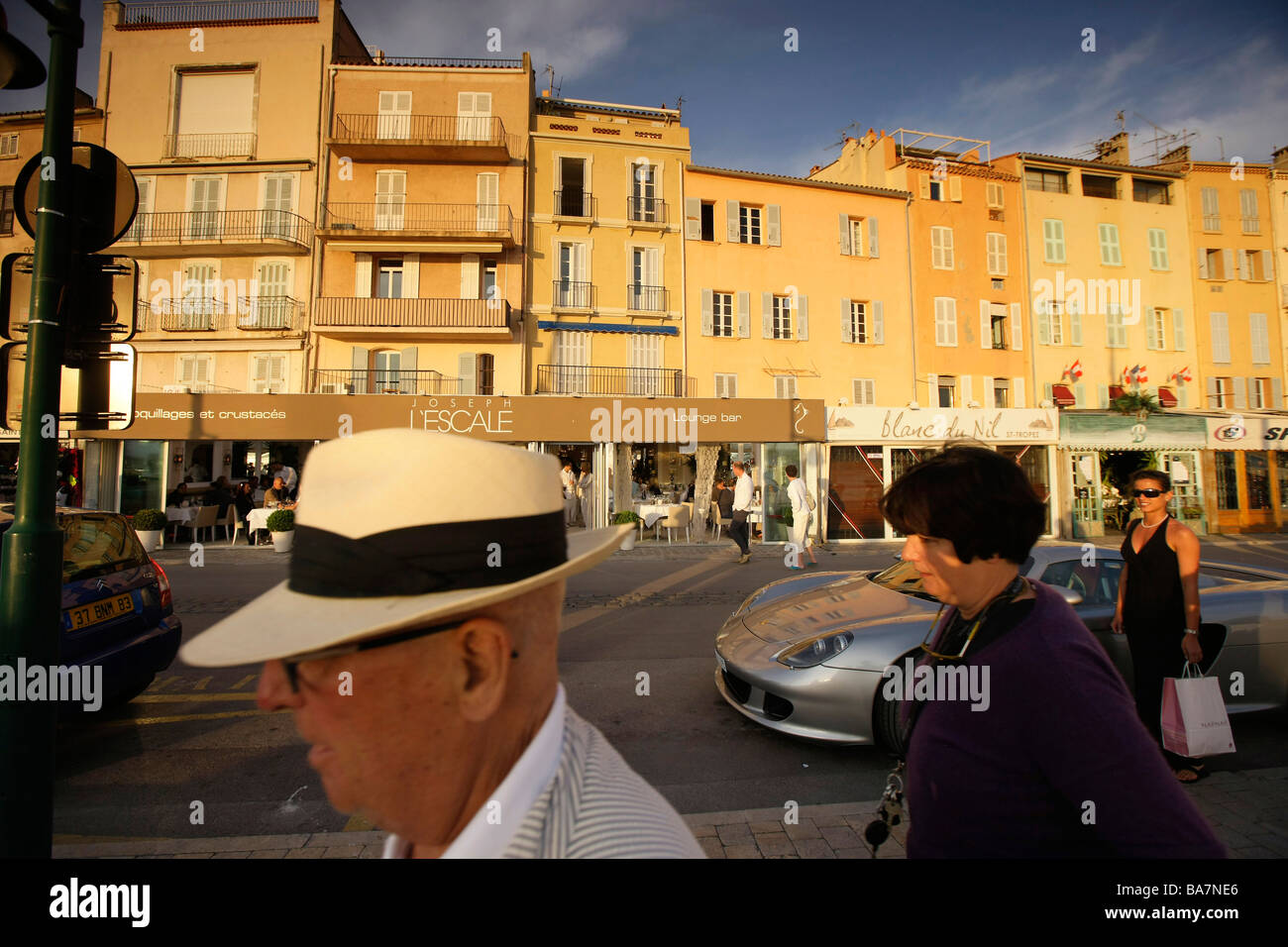 Une voiture de sport à proximité d'un café sur la promenade, St Tropez, Cote d'Azur, Provence, France Banque D'Images