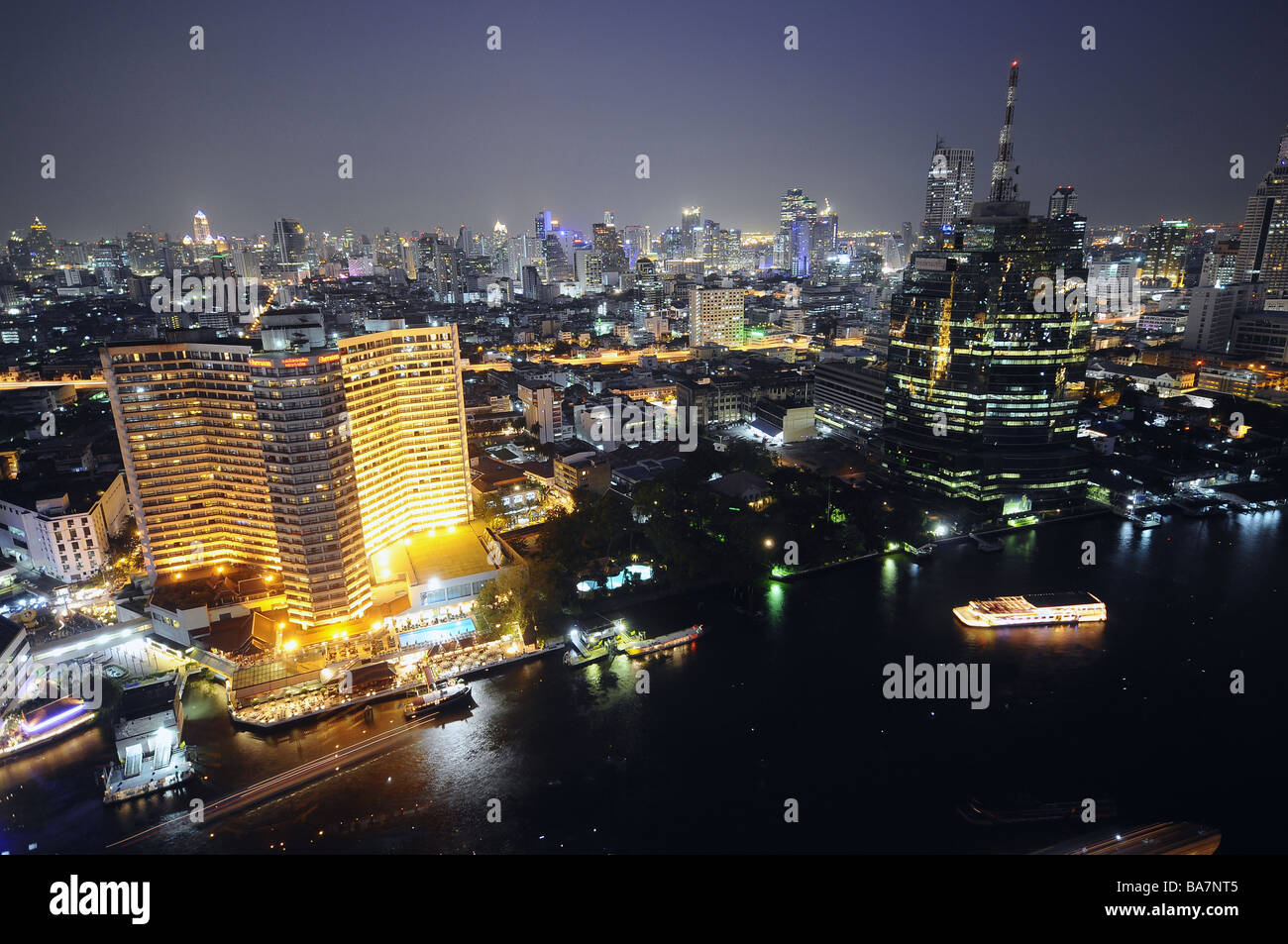 Vue depuis l'hôtel Hilton vers le Bang Rak trimestre près de la rivière, Bangkok, Thaïlande Banque D'Images