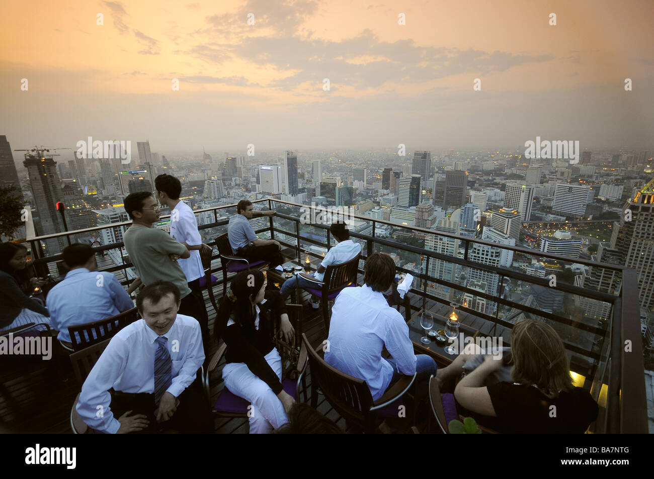 Le soir d'un verre au bar de la Lune avec une vue imprenable de Sukhothai Hotel, Bangkok, Thaïlande Banque D'Images