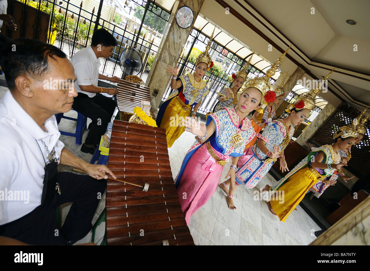 Danseurs dans le sanctuaire d'Erawan, troupe de danse thaïlandaise, Bangkok, Thaïlande Banque D'Images