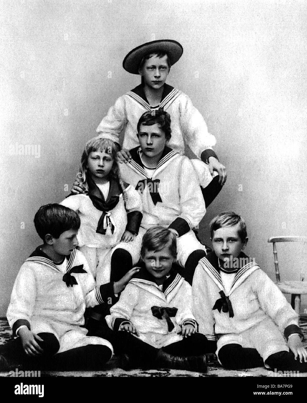 William II, 27.1.1859 - 4.6.1941, empereur allemand 15.6.1888 - 9.11.1918, ses fils prince héritier William, Joachim, Eitel Friedrich, Adalbert, Oscar et Août Wilhelm, carte postale, vers 1895, Banque D'Images