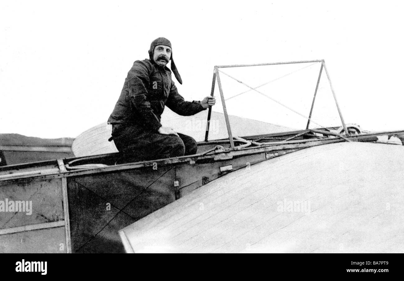 Bleriot, Louis, 1.7.1872 - 1.8.1936, pionnier pilote français, demi-longueur, avec son avion, début XXe siècle, Banque D'Images