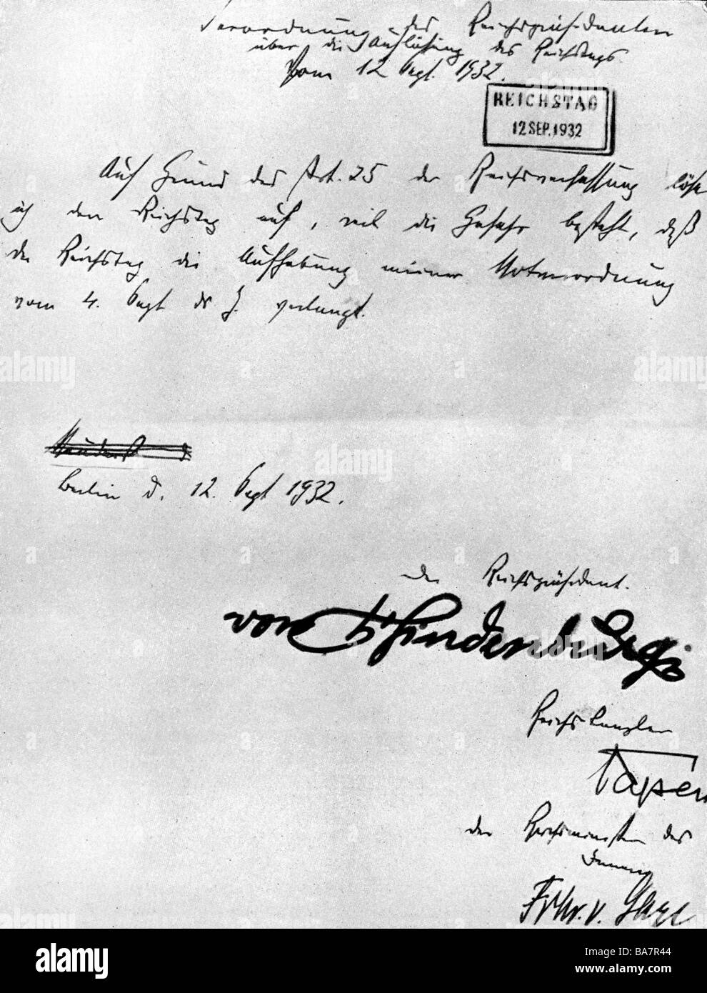 Géographie / voyages, Allemagne, politique, Reichstag, dissolution, décl du Président du Reich Paul von Hindenburg, Berlin, 12.9.1932, historique, XXe siècle, République de Weimar, parlement, handscript, signature, article 25 de la Constitution Reich, décret d'urgence du 4.9.1932, 1930, Banque D'Images