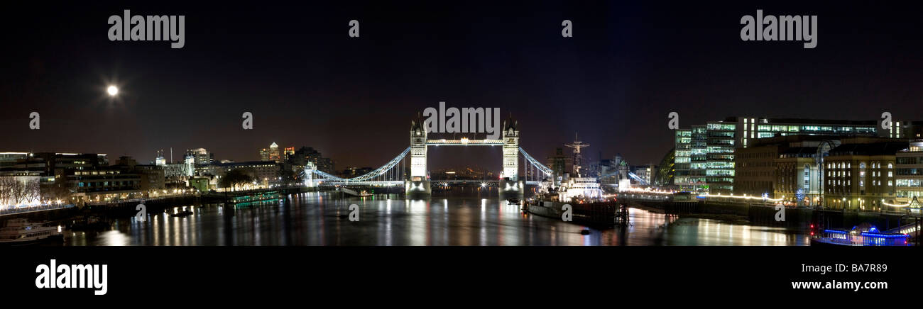 Image panoramique de Tower Bridge Londres la nuit Banque D'Images