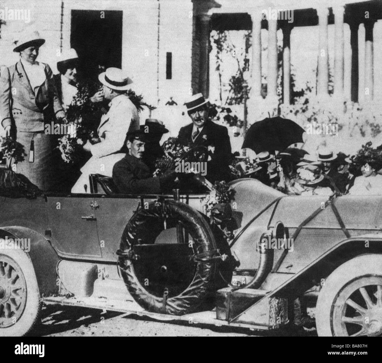 Puccini, Giacomo, 22.12.1858 - 29.11.1924, musicien italien (compositeur), assis à droite à côté du chauffeur, avec des amis en excursion, vers 1900, Banque D'Images