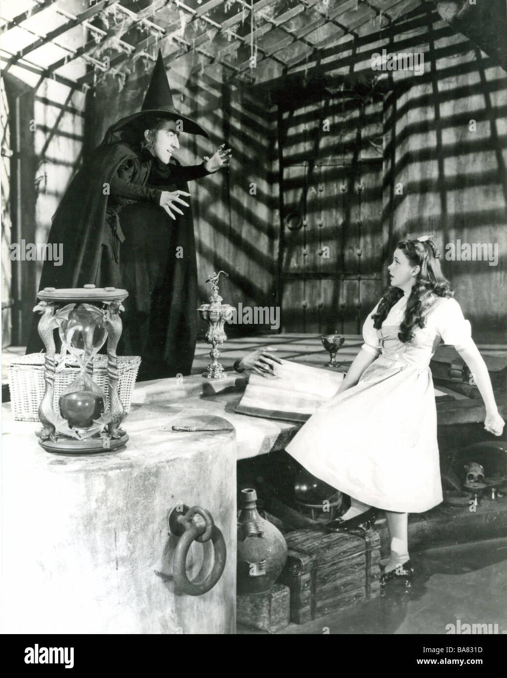 THE WIZARD OF OZ 1939 MGM film comédie musicale avec Judy Garland à droite comme Dorothy et Margaret Hamilton, comme la méchante sorcière Banque D'Images