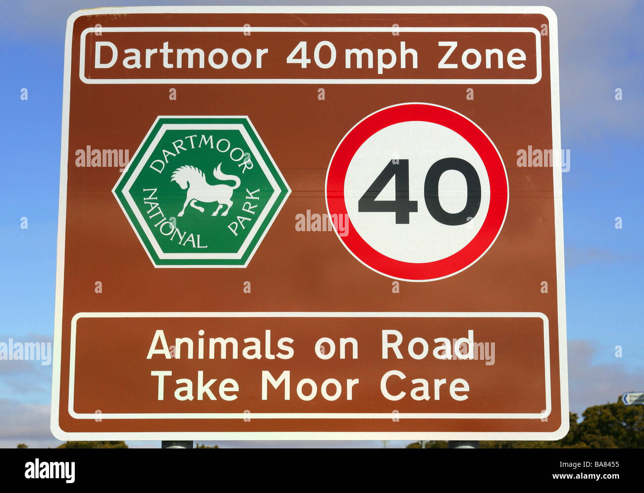 Signe de la limite de vitesse sur le Dartmoor National Park, Devon, Angleterre. Banque D'Images