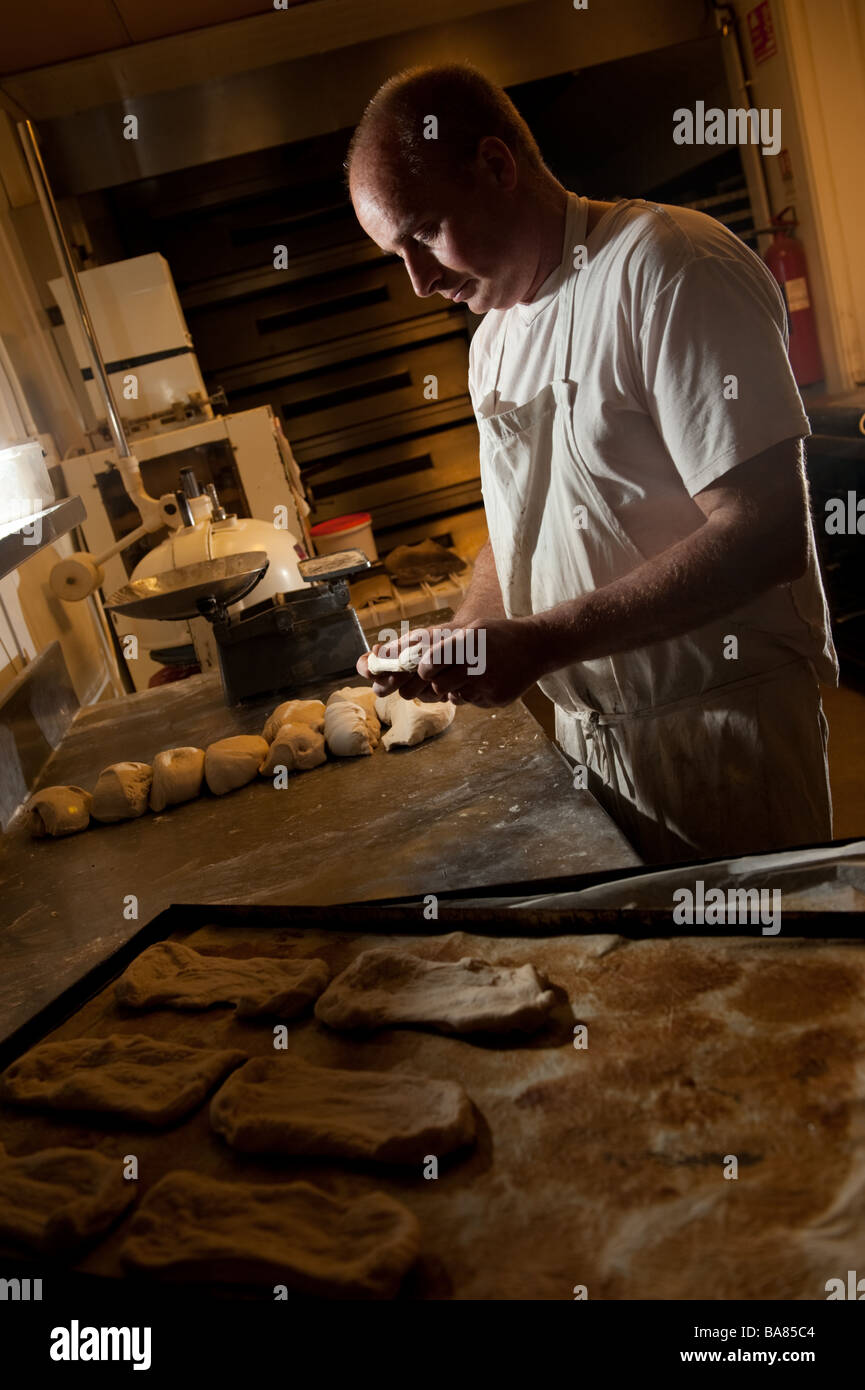 La préparation d'un boulanger pour le faire cuire la pâte à pain ciabatta UK Banque D'Images