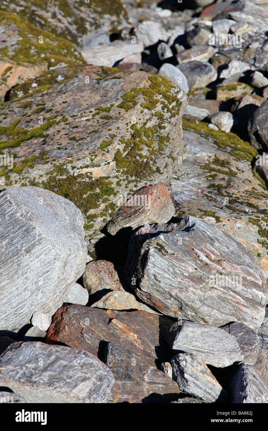 Rocher et roches dans la vallée de la rivière glaciaire Banque D'Images