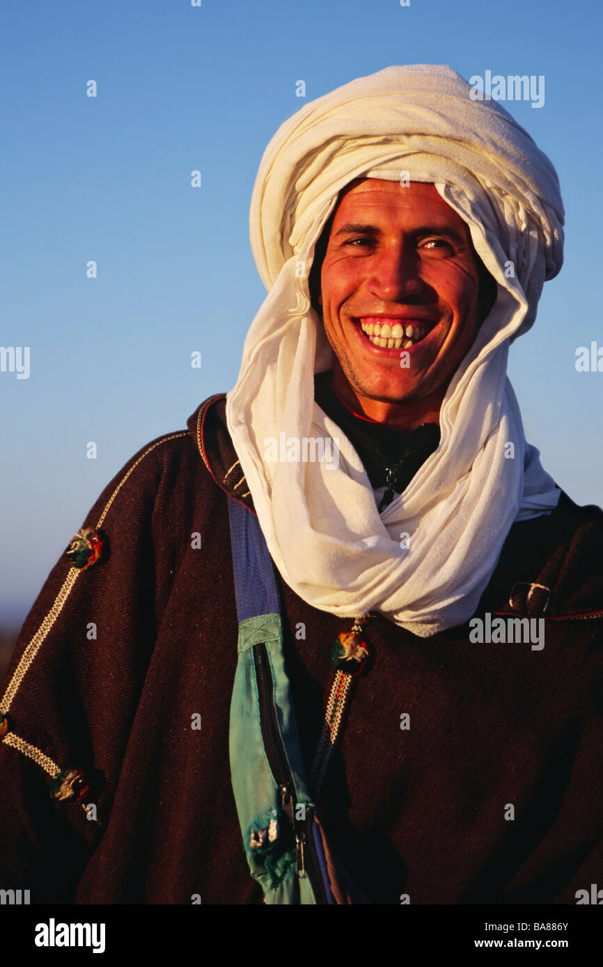 Des hommes en costume traditionnel berbère smiling avec ciel bleu derrière, Maroc Banque D'Images