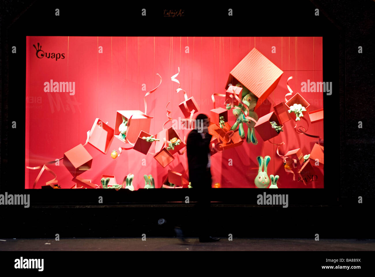 Paris (75) : boutique de Noël fenêtre dans spring Banque D'Images