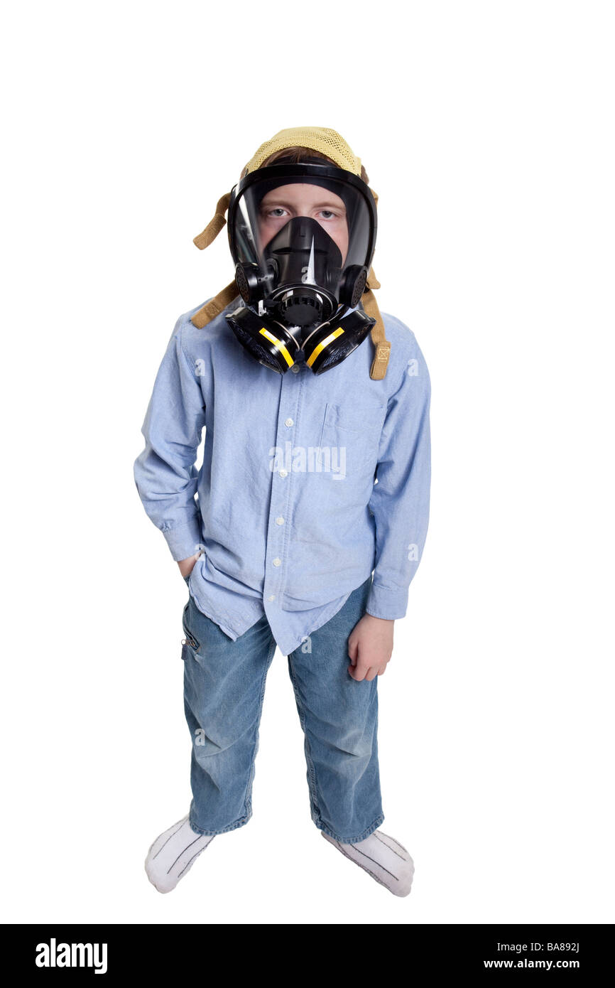 Jeune garçon portant un masque à gaz Banque D'Images