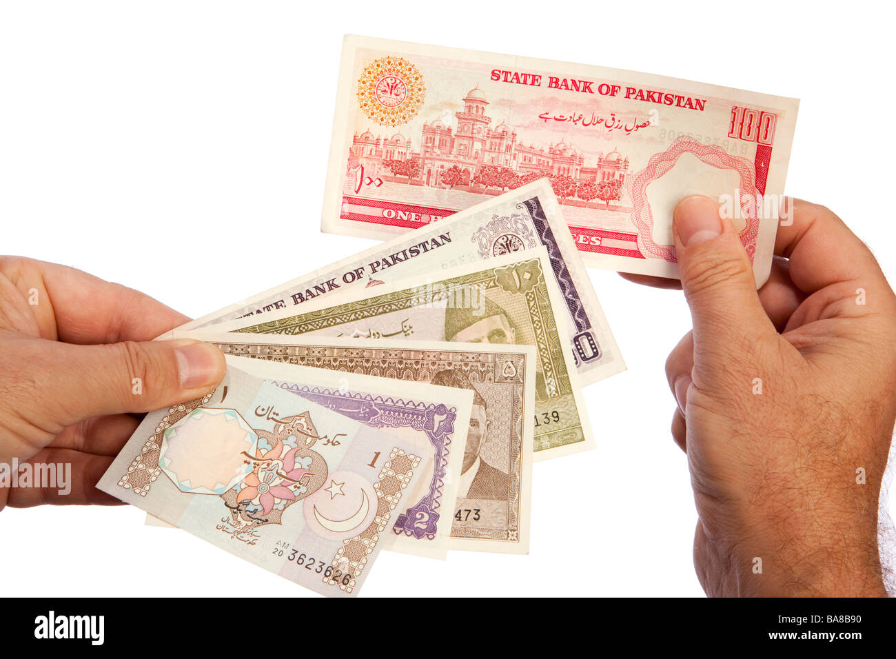 De l'argent homme hand holding poignée de monnaie pakistanaise Banque D'Images