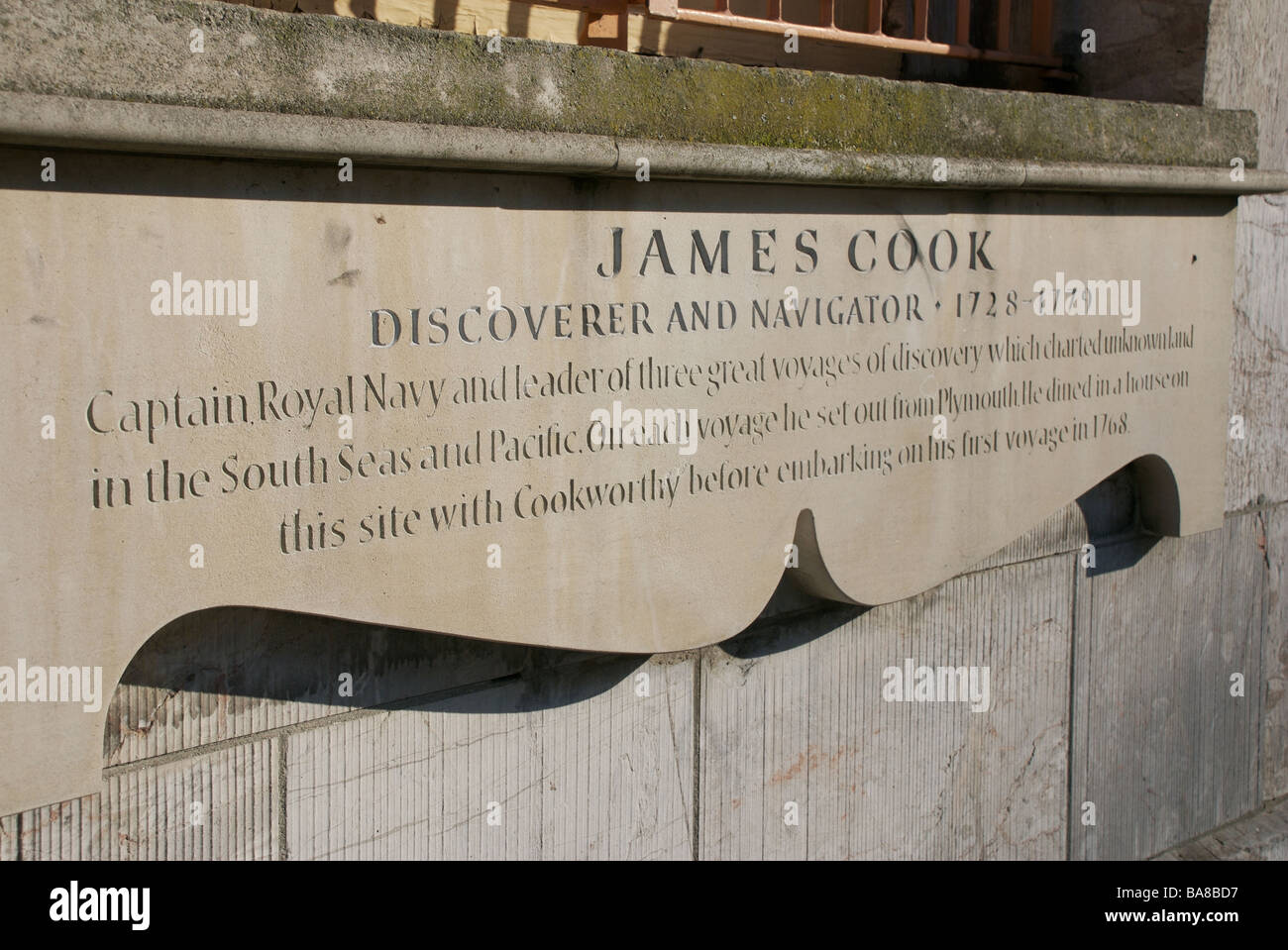 Tablette de pierre commémorant découvreur et le navigateur James Cook, Plymouth, Devon, UK Banque D'Images