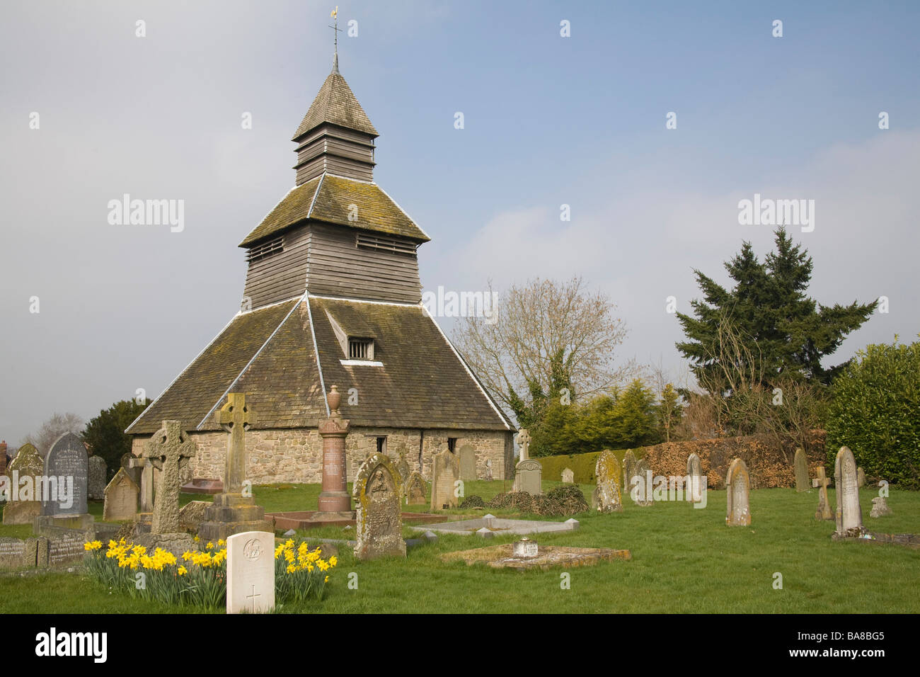 Pembridge Herefordshire Angleterre UK Mars l'inhabituelle Clocher détaché et le cimetière de St Mary's Church Banque D'Images