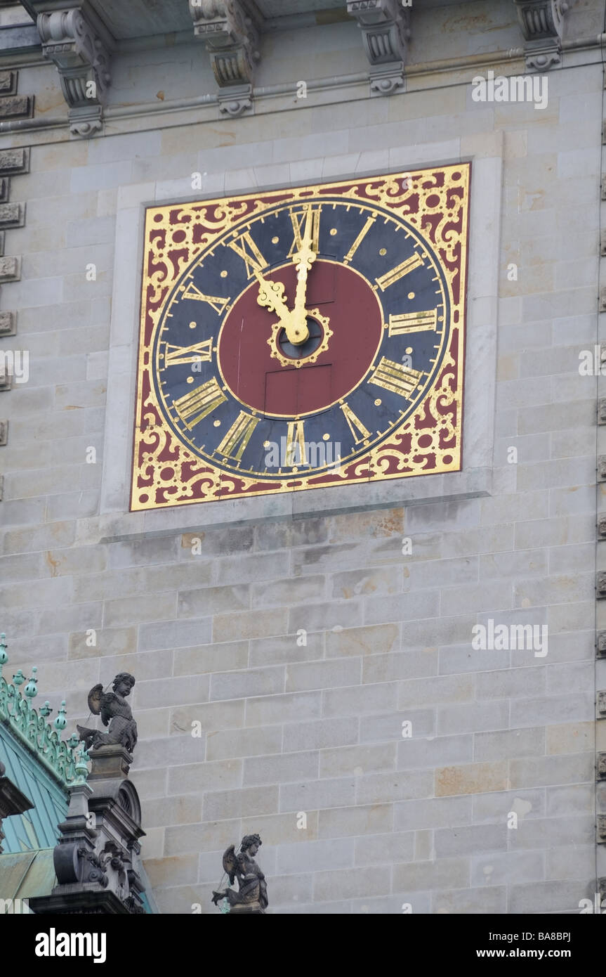 Horloge dorée sur Hambourg, Allemagne, la mairie historique Banque D'Images