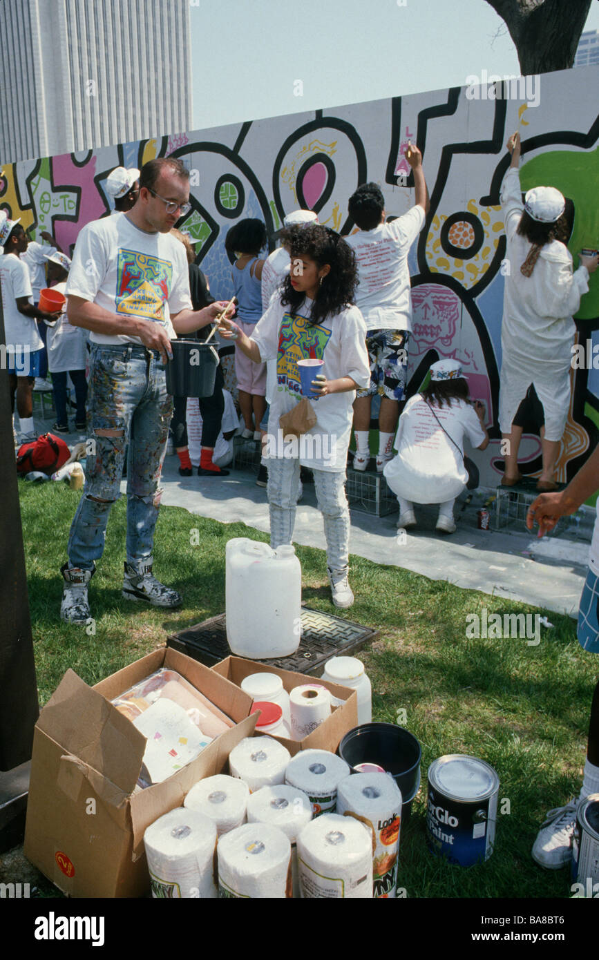 Les adolescents à l'école de peinture murale dans le cadre du programme d'art dans les chiffres tirés d'ici la fin de l'artiste Keith Haring (à gauche) dans le Grant Park Chicago Illinois Banque D'Images