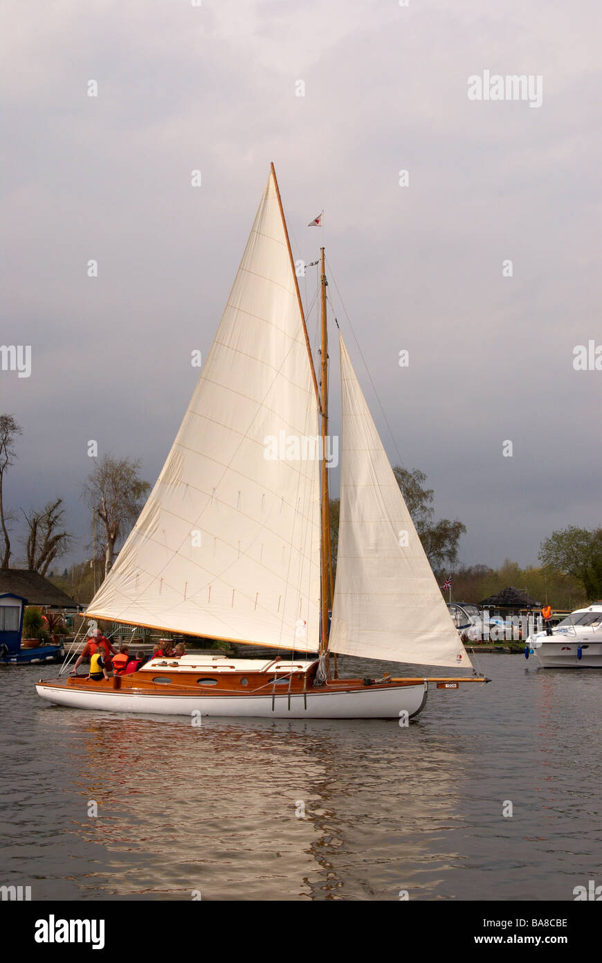 La rivière Bure à Horning Reach sur les Norfolk Broads, l'Angleterre avec un yacht à un jour de printemps. Banque D'Images