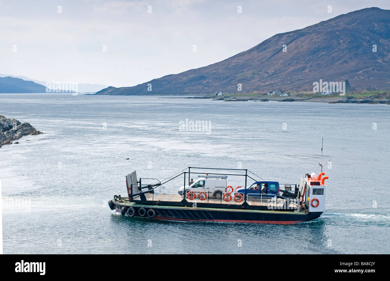 La voiture de Glenelg et de passagers sur son passage à 400 verges l'île de Skye Ecosse Highland 2365 SCO Banque D'Images