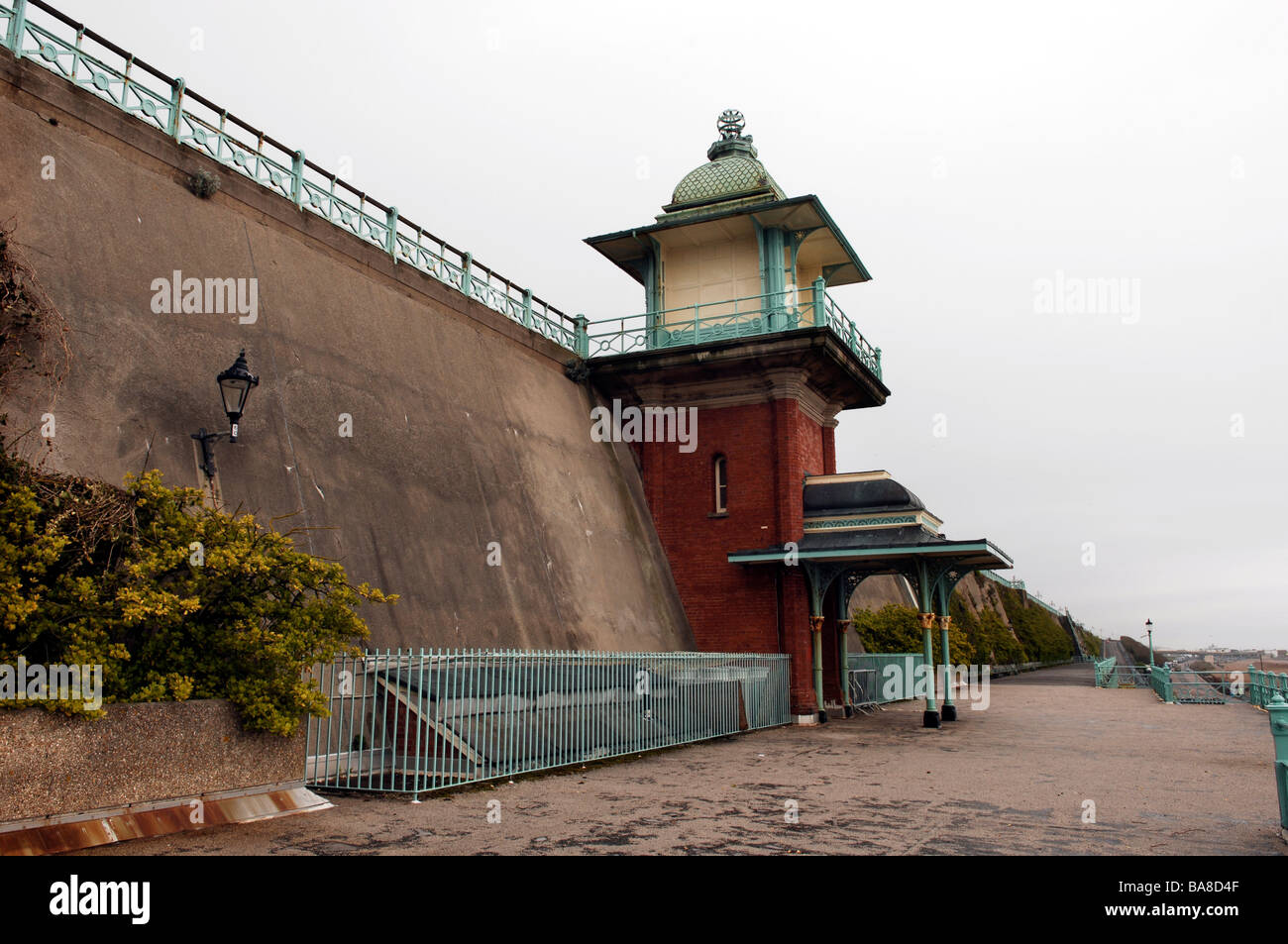 L'ascenseur de Madère qui opère sur le front de mer de Brighton emmène les passagers de l'A259 jusqu'à Madeira Drive 2009 Banque D'Images