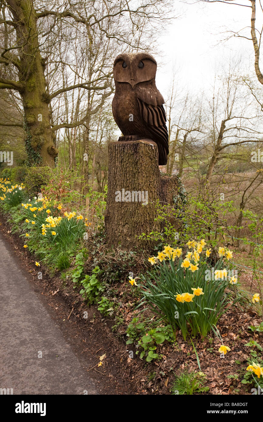 UK Angleterre Cheshire Alderley Edge Lane Artistes Owl en bordure de la sculpture à la tronçonneuse par Tim Burgess Banque D'Images