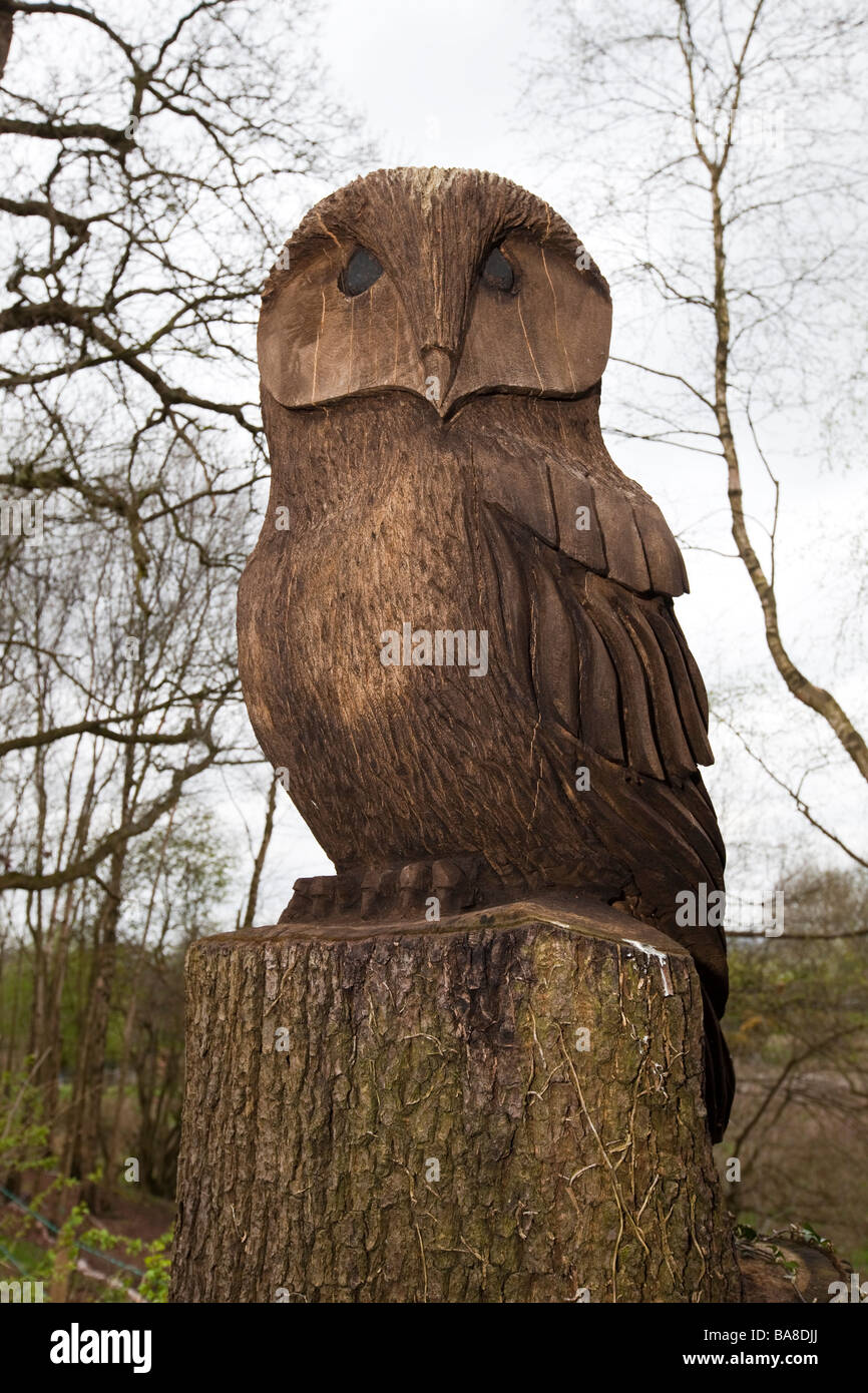 UK Angleterre Cheshire Alderley Edge Lane Artistes Owl en bordure de la sculpture à la tronçonneuse par Tim Burgess Banque D'Images