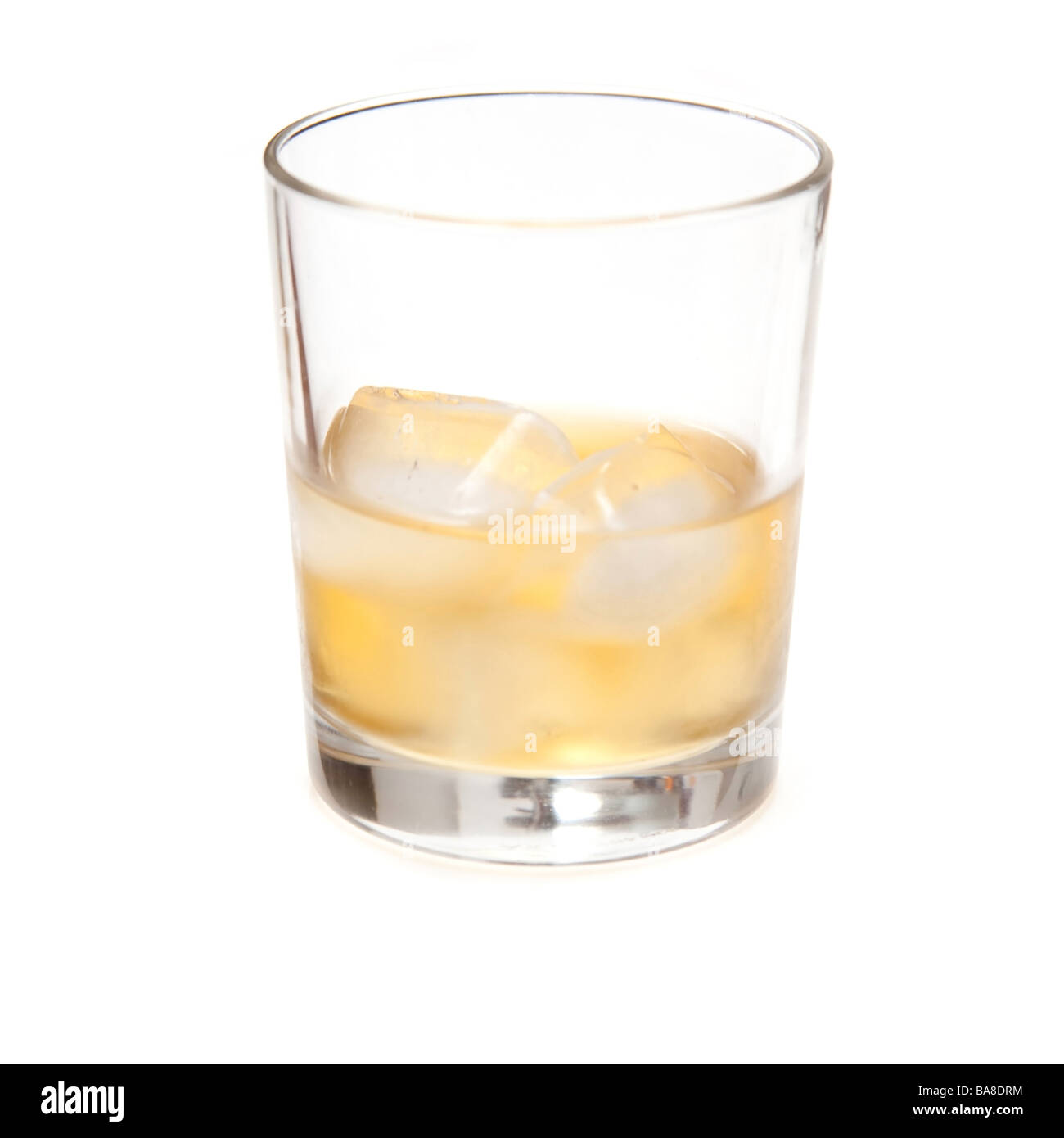 Verre de whisky écossais isolated on a white background studio Banque D'Images