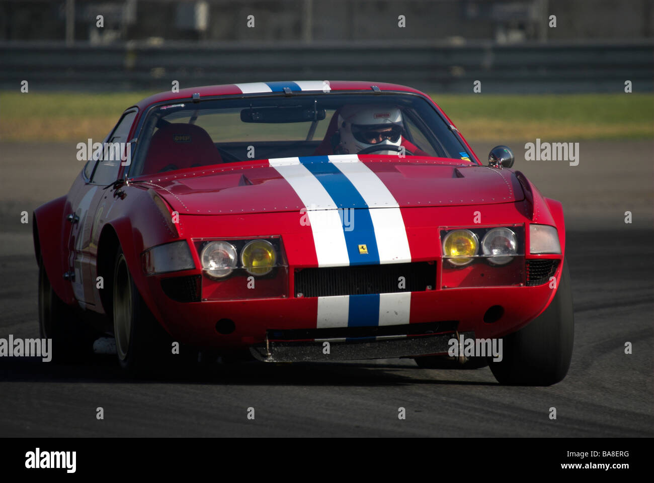 Un 1971 Ferrari GTB/4 Competizione fait concurrence à un shell défi historique événement. Banque D'Images