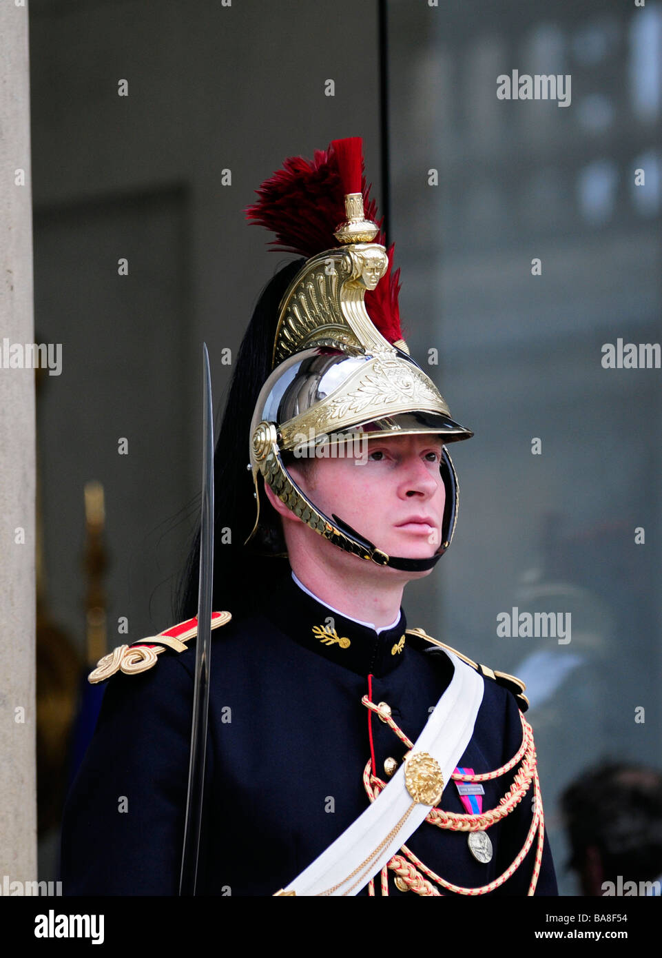 Portrait d'une garde républicaine en uniforme traditionnel à l'Elysée à  Paris, France Photo Stock - Alamy