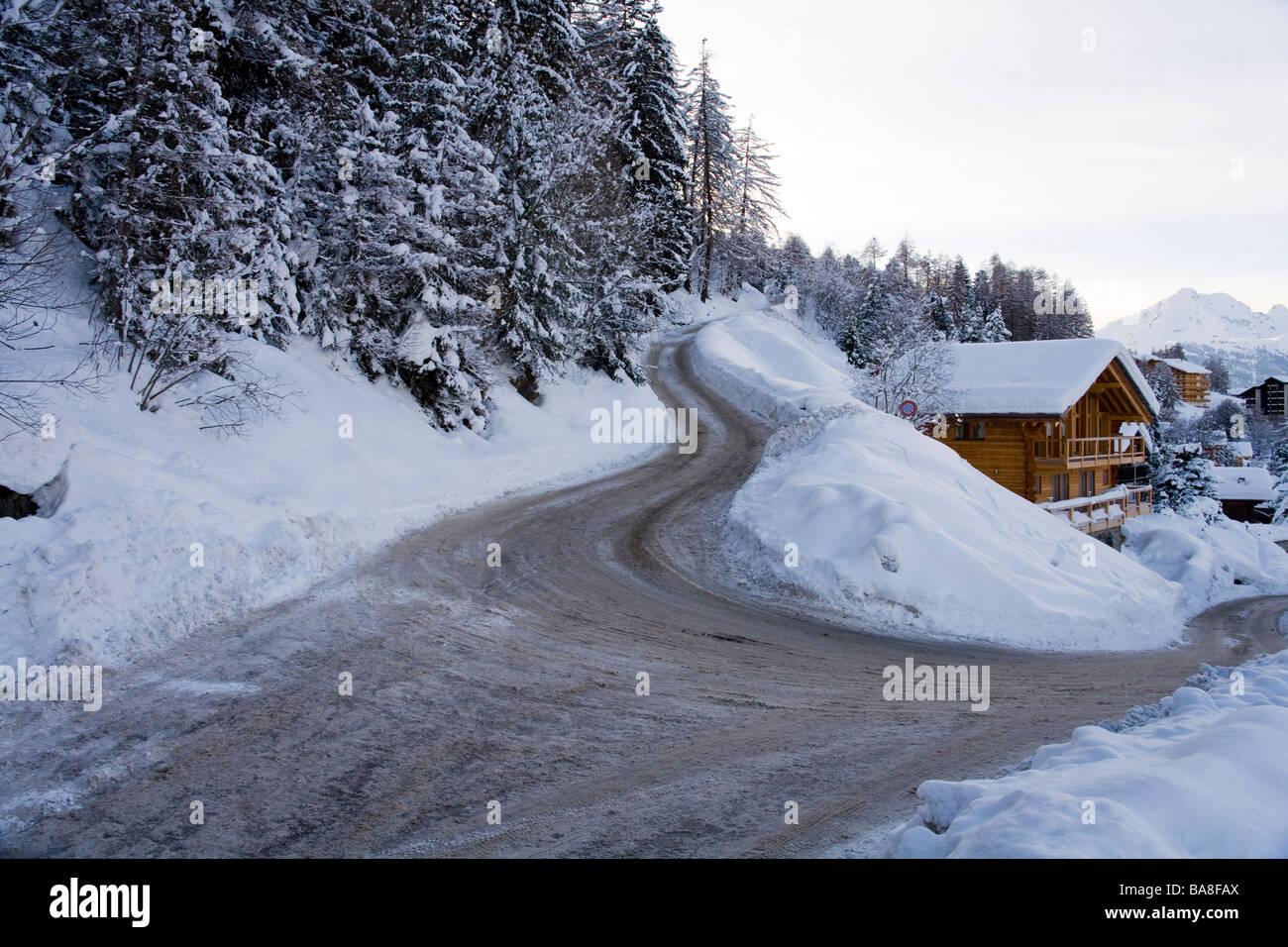 Une route alpine couvertes de neige à Nendaz en Suisse. Banque D'Images