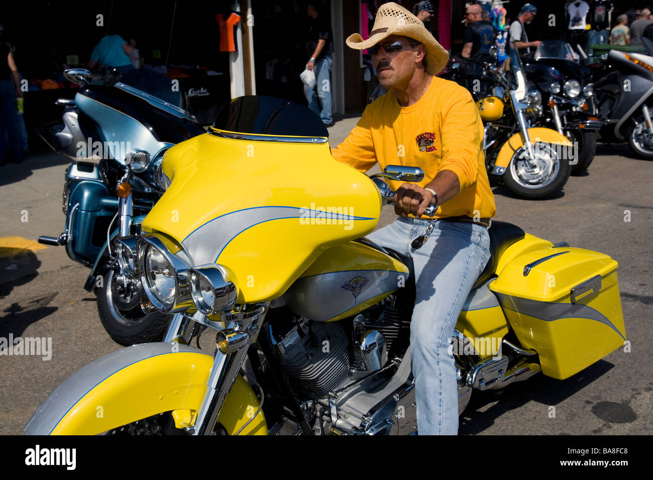 Chapeau de Cowboy rider sur jaune annuel Sturgis Motorcycle Rally South  Dakota USA Photo Stock - Alamy