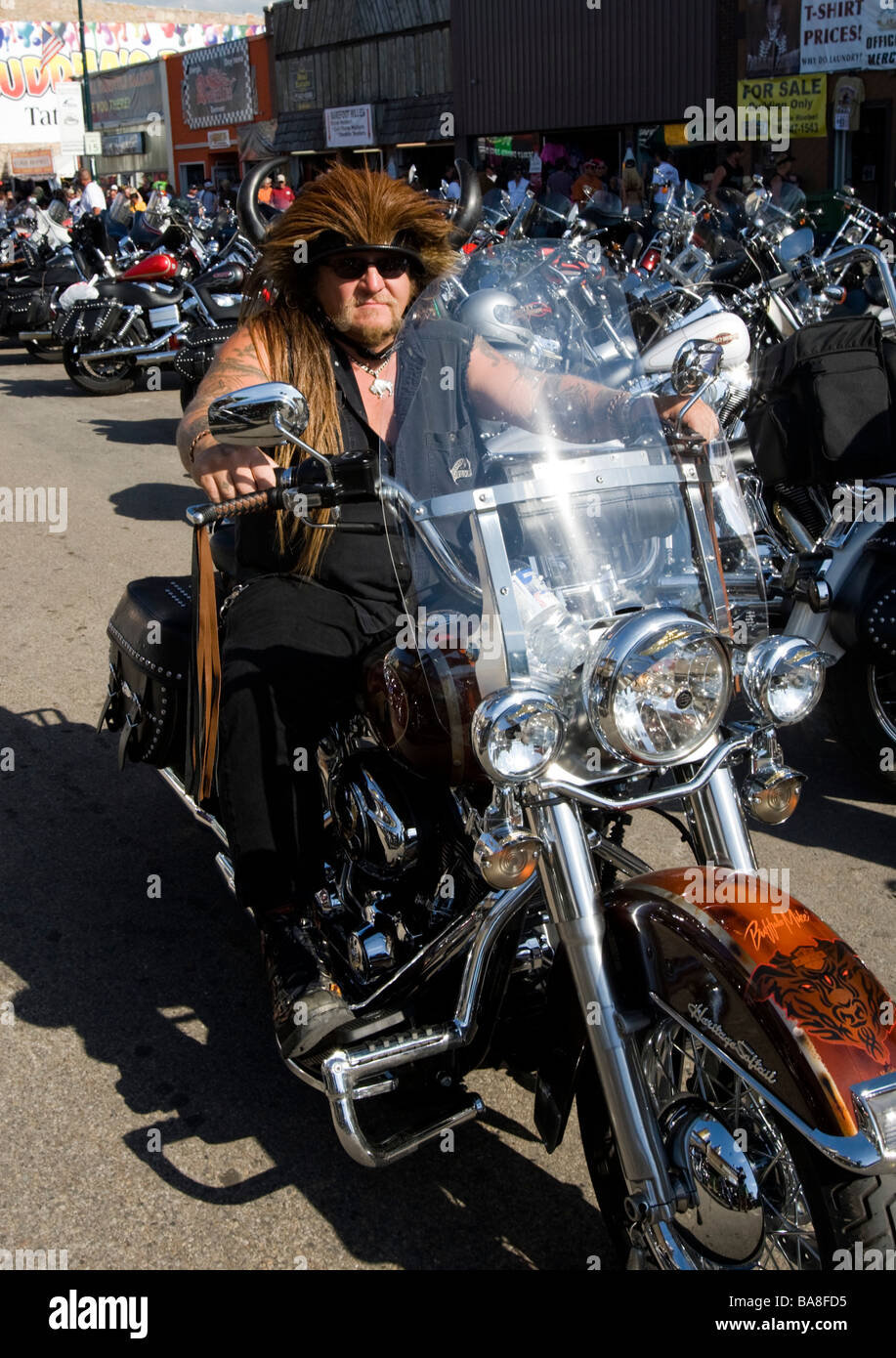 Rider avec des cheveux sur casque Sturgis Motorcycle Rally annuel Dakota du Sud USA Banque D'Images