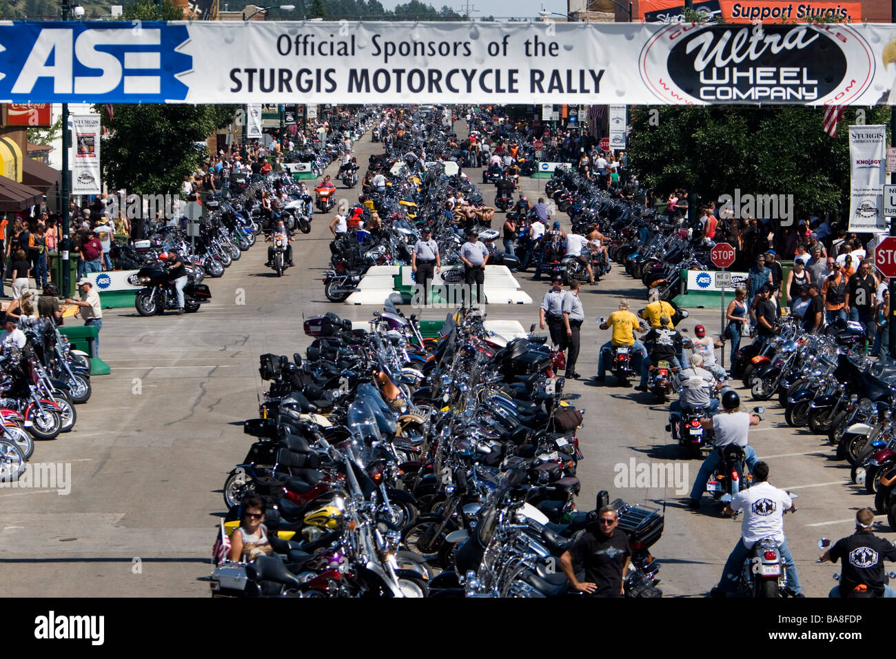 Les motos en stationnement rue ligne Rallye annuel Sturgis Dakota du Sud, USA Banque D'Images