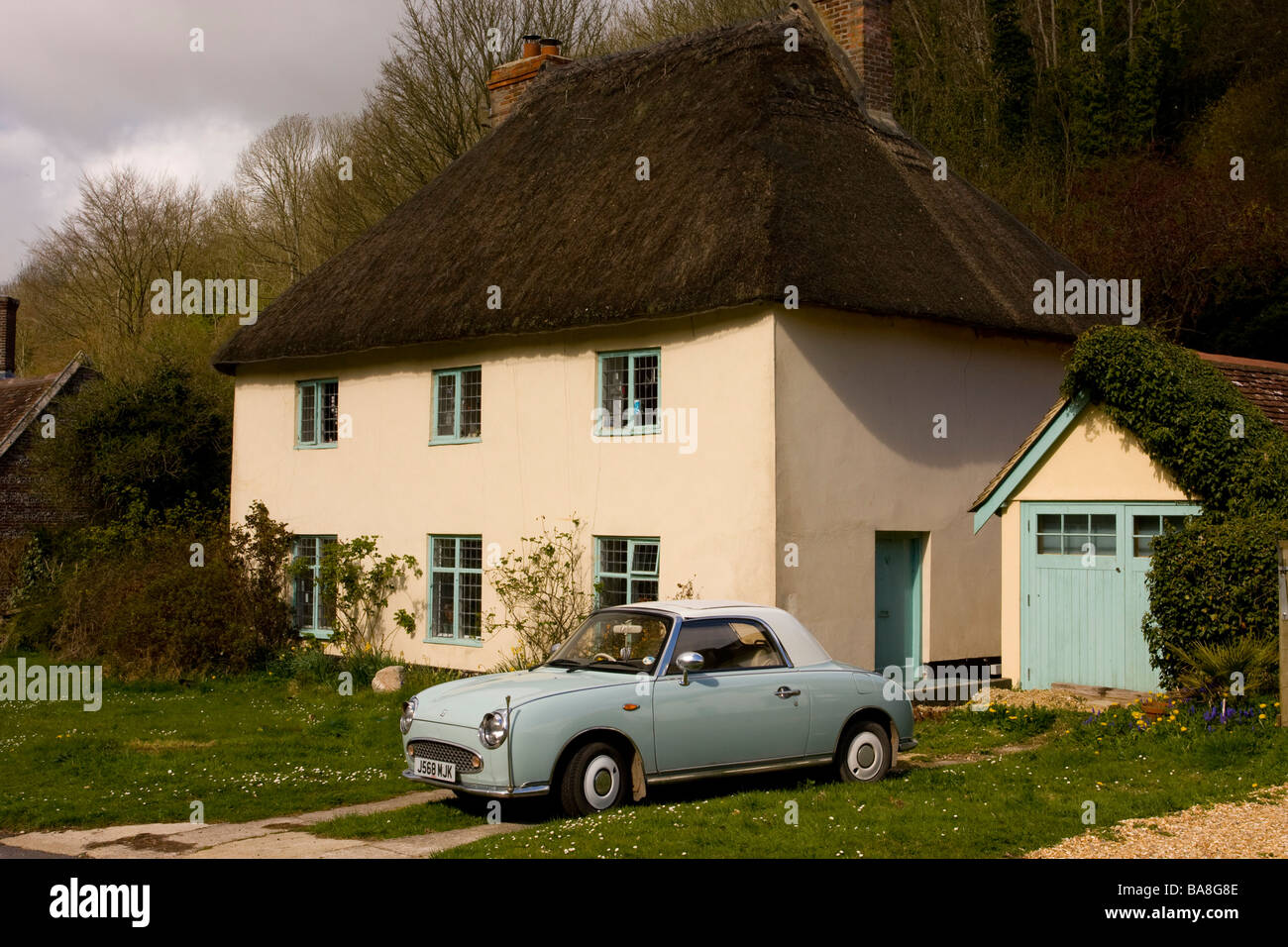 Chaumière et voiture classique à la Milton Abbas Dorset avec un sens des années 1950 Banque D'Images