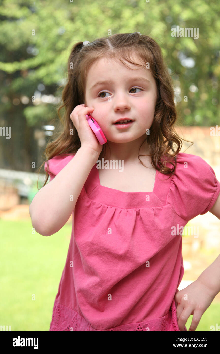 4 year old girl talking on a mobile phone Banque D'Images