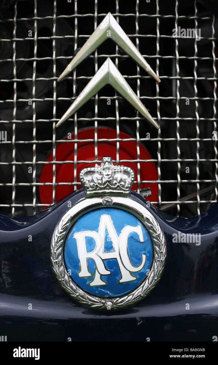Royal Automobile Club RAC insigne logo sur le grill d'un classique vintage Citroen Banque D'Images