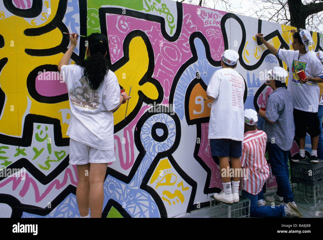 Les adolescents à l'école de peinture murale dans le cadre du programme d'art dans les chiffres tirés d'ici la fin de l'artiste Keith Haring à Grant Park Chicago Illinois Banque D'Images