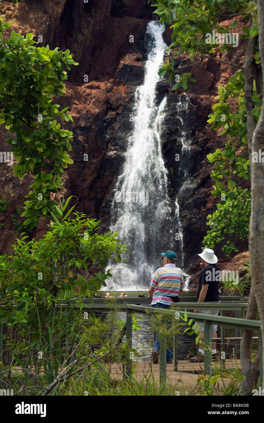 Les touristes à Wangi Falls dans la région de Litchfield National Park AUSTRALIE Territoire du Nord Banque D'Images