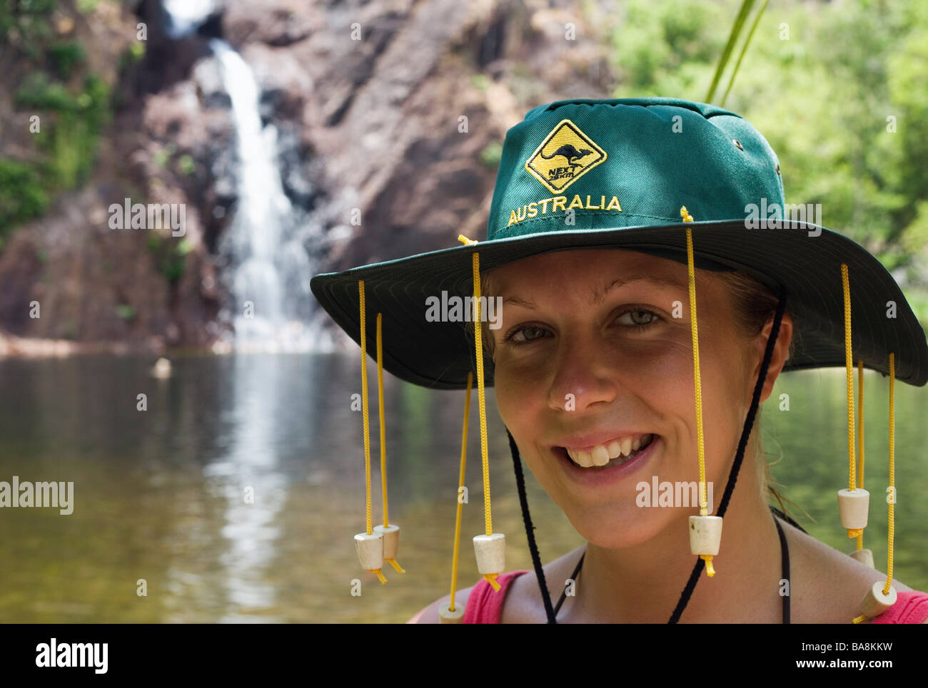 Femme portant un liège Aussie bush cerclées de hat pour éloigner les mouches. Litchfield National Park, Territoire du Nord, Australie Banque D'Images