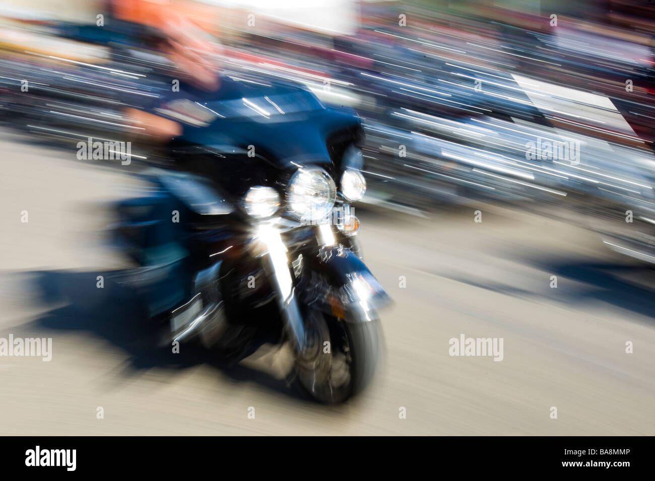 Pilote moto en mouvement Sturgis Motorcycle Rally annuel Dakota du Sud USA Banque D'Images