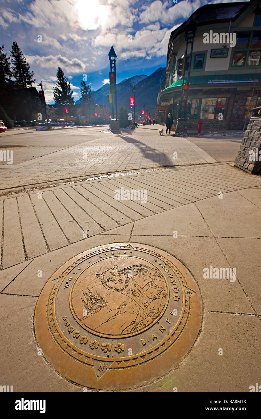 Plaque indiquant le nom de la rue et les points cardinaux à Banff. Banque D'Images