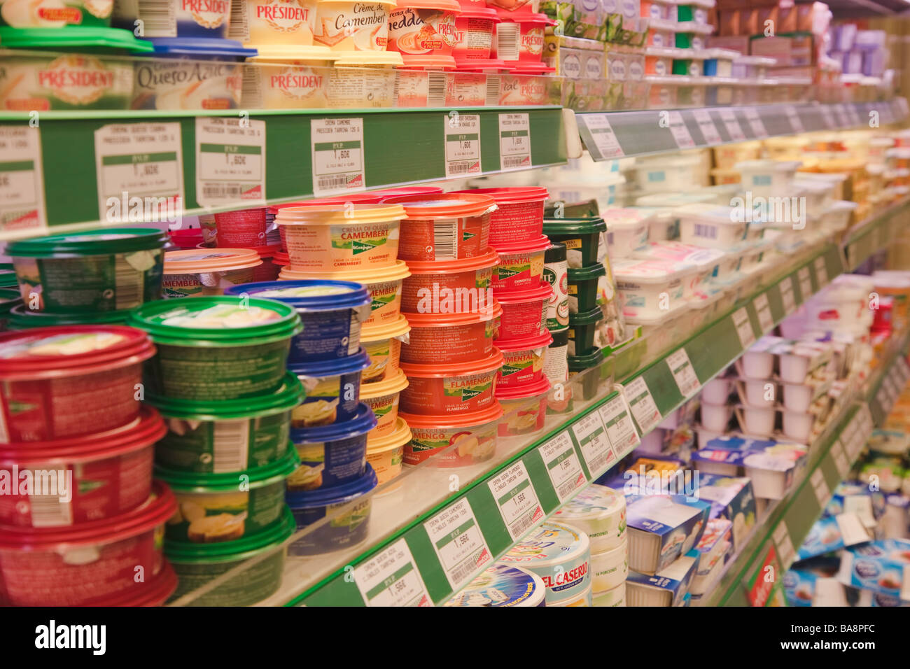 Produits laitiers dans un supermarché SuperCor sortie de El Corte Ingles, Espagne Banque D'Images